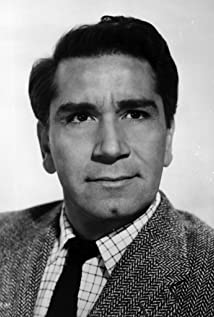 How tall is Richard Conte?